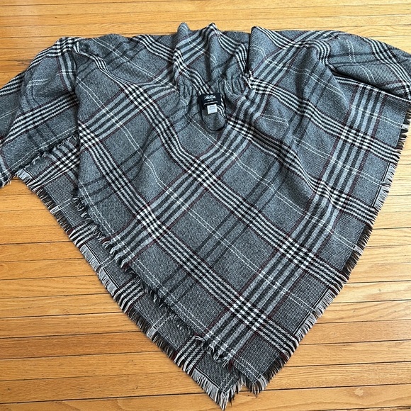 💕3/$20 Super Cozy plaid Poncho - Picture 5 of 7